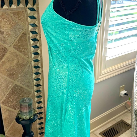 Mountain Hardwear tank dress with built in bra - Picture 6 of 7